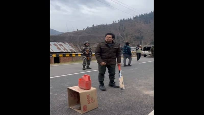 Sachin Tendulkar plays gully cricket in jammu kashmir streets smp