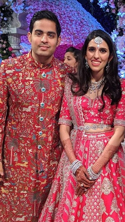 <p>मुकेश अंबानी ने अनंत से पहले बड़े बेटे आकाश और बेटी ईशा की शादी में भी जमकर पैसा बहाया था। अब छोटी बहू को एंटिलिया लाने के लिए भी तैयारी की जा रही है।<br />
 </p>
