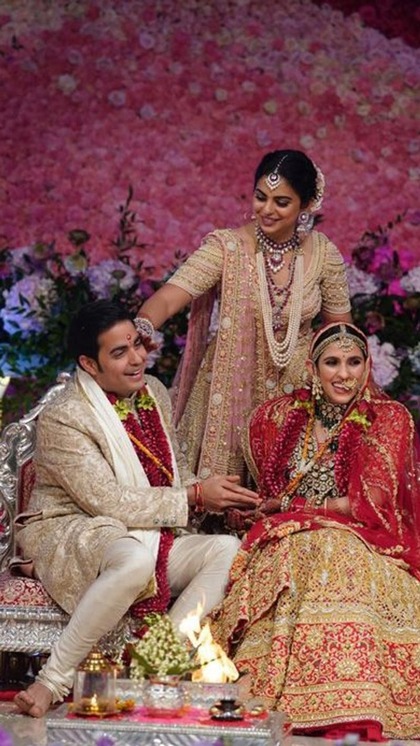 <p>मुकेश अंबानी और नीता अंबानी के बेटे आकाश अंबानी की 9 मार्च 2019 में श्लोका मेहता से हुई थी। दोनों की शादी देश की सबसे महंगी शादियों में गिनी जाती है।</p>
