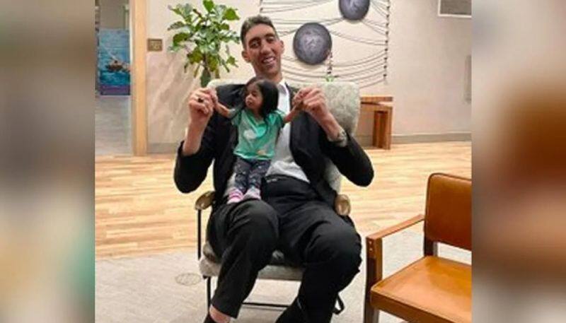 photos of tallest man in the world with shortest woman going viral