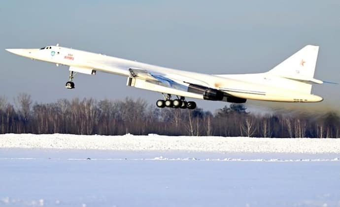 Russia's Vladimir Putin flies in new Tu-160M, one of world's most lethal long-range strategic bombers (WATCH)