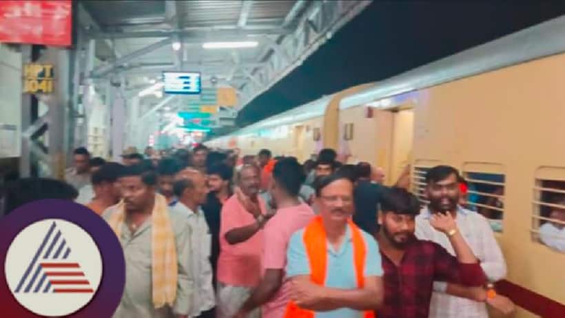 Karnataka: Young man shouts objectionable slogans inside Ayodhya bound train; Devotees halt train for 2 hours