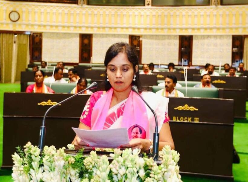  గాంధీలో పూర్తైన పోస్టుమార్టం: తండ్రి సమాధి పక్కనే లాస్య నందిత అంత్యక్రియలు