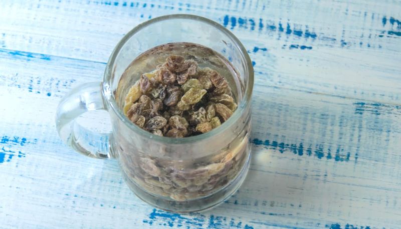 10 benefits of consuming soaked raisins