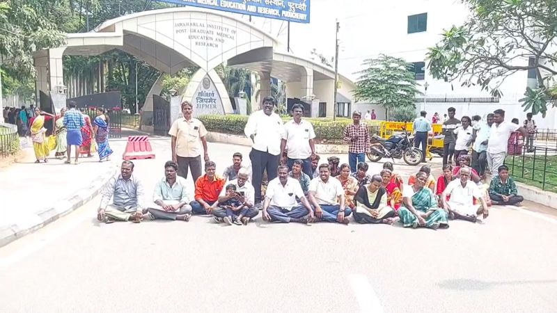 Protest at Jipmar Hospital claiming that a one and a half year old child died due to wrong treatment by doctors vel