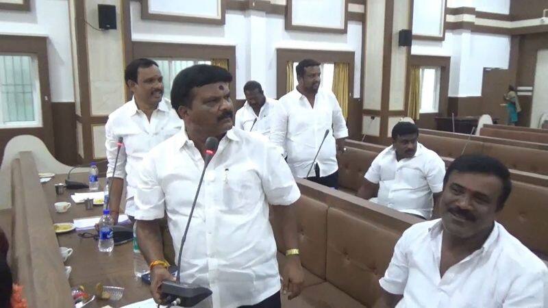 clash between dmk and admk councillors at hosur municipality office vel