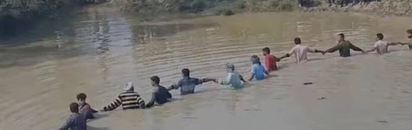 कासगंज में श्रद्धालुओं से भरी ट्रैक्टर ट्राली तालाब में पलटी, सात बच्चों समेत 23 की मौत