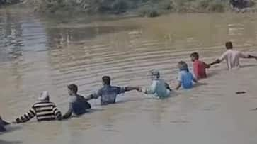 Uttar Pradesh Kasganj distric tractor trolley filled with devotees overturned in a pond 15 people died XSMN