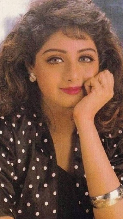 <p>तमिलनाडु के शहर शिवकासी में 13 अगस्त 1963 को जन्मी बॉलीवुड की सुपरस्टार श्रीदेवी की मौत की खबर एक मिस्ट्री बनकर रह गई। </p>
