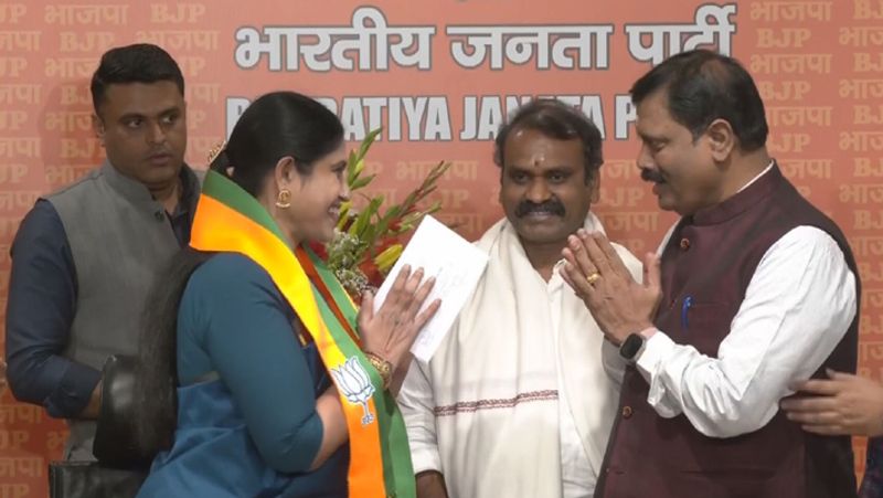 Congress MLA Vijayadharani Join BJP