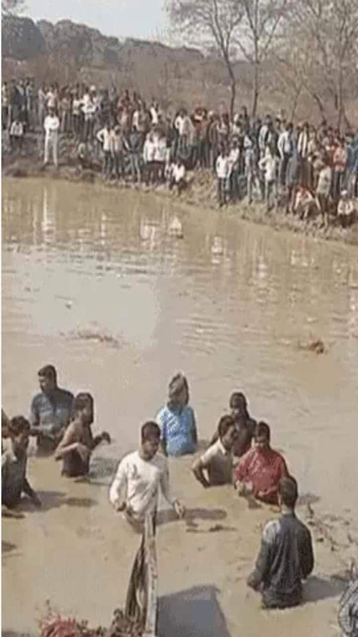 Road Accident pilgrims tractor fell in a pond 22 dies include childrens women in Uttar Pradesh ckm