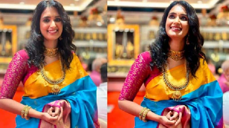 Actress Kavya Shasthri in colorful Silk saree, Fans praise her Beauty Vin