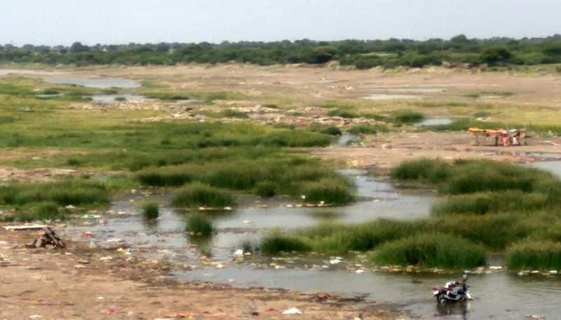 Bhima river dried up at Indi in Vijayapura grg 