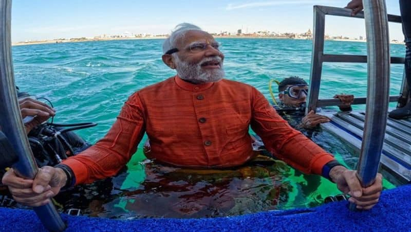 PM Modi went in the deep sea and prayed at the site where the submerged city of Dwarka smp