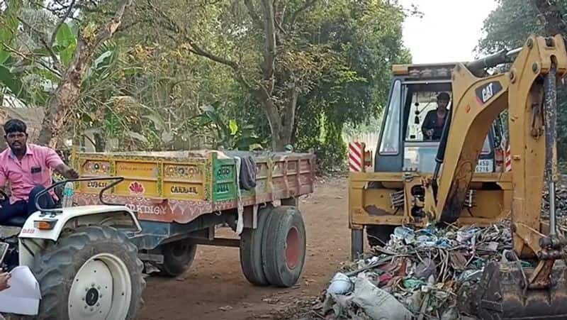 Mayiladuthurai district collector who picked up garbage with gloves on his hand tvk