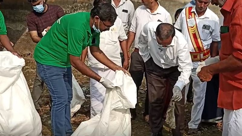 Mayiladuthurai district collector who picked up garbage with gloves on his hand tvk