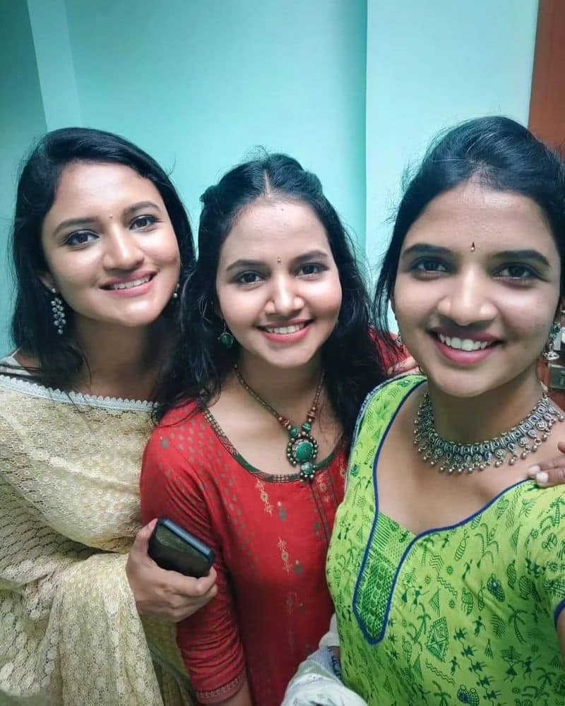 Actress Ranjani Raghavan with her sweet sisters pav