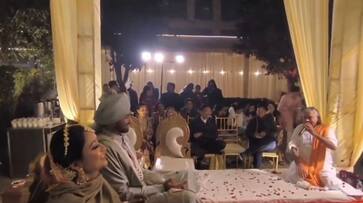 pandit ji singing movie song between wedding mantra video goes viral zkamn