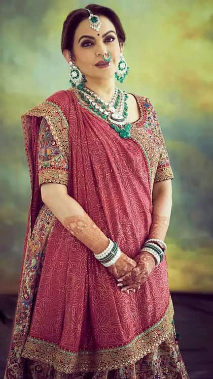 <p>नीता अंबानी ने डायमंड-एमराल्ड नेकनेस के साथ मैचिंग नेकलेस-नथ,बाले और मांगटीका लगाया है। वहीं उन्होंने चूड़िया भी एमराल्ड की पहनी है तो उनका औरा बरकरार रख रही है। </p>
