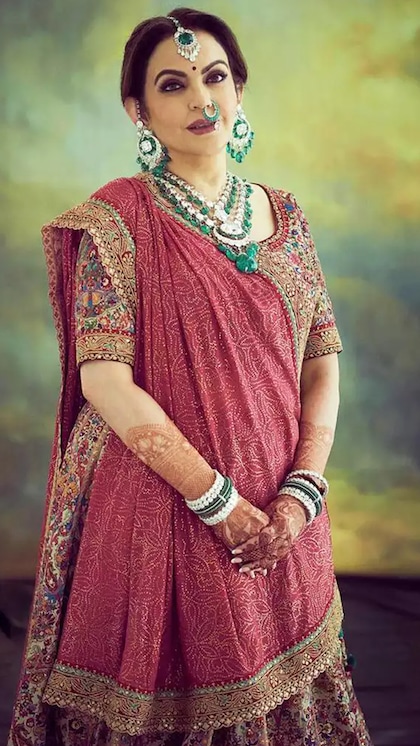 <p>नीता अंबानी ने डायमंड-एमराल्ड नेकनेस के साथ मैचिंग नेकलेस-नथ,बाले और मांगटीका लगाया है। वहीं उन्होंने चूड़िया भी एमराल्ड की पहनी है तो उनका औरा बरकरार रख रही है। </p>
