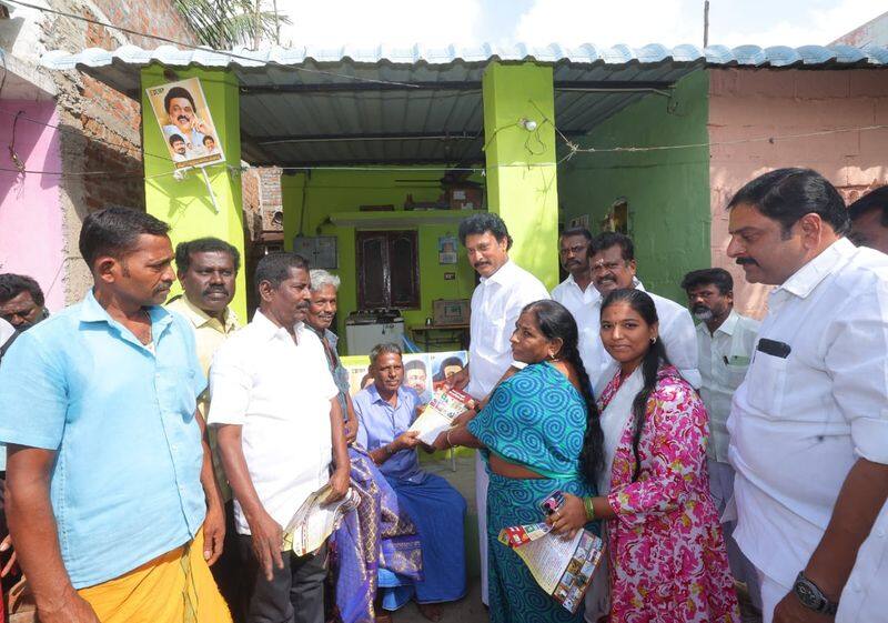 minister anbil mahesh started street campaign at trichy for parliament election vel