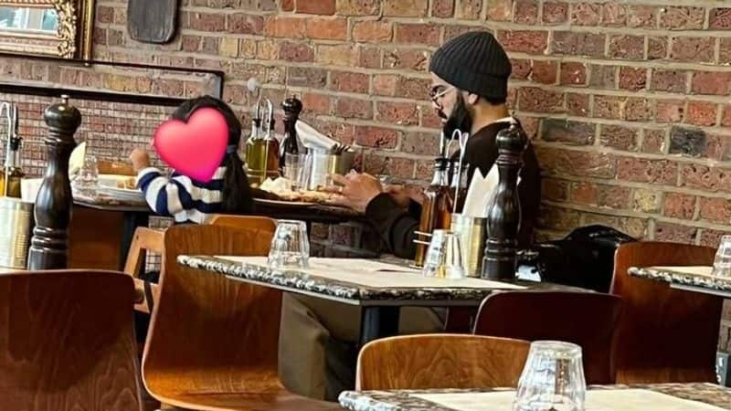 Virat Kohli with daughter Vamika in London restaurant, Photo viral - bsb