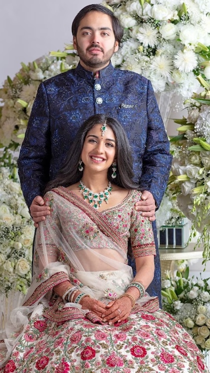 <p>मुकेश अंबानी के बेटे अनंत अंबानी शादी के बंधन में बंधने में वाले हैं। 12 जुलाई को दोनों मुंबई में शादी रचाएंगे लेकिन उससे पहले प्री वेडिंग फंक्शन 1-3 मार्च तक जामनगर में होंगे।</p>
