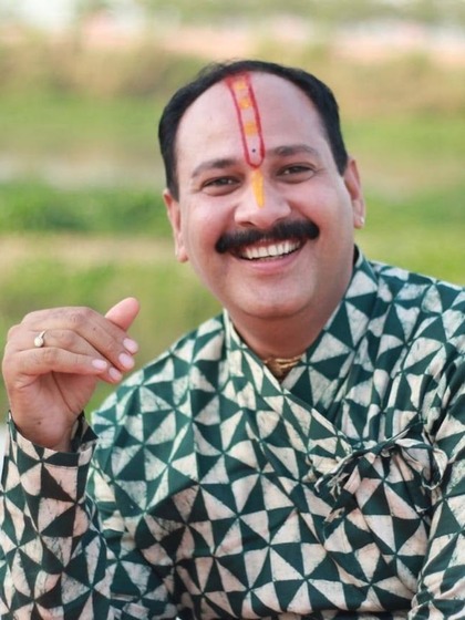 <p>पं. प्रदीप मिश्रा ने बताया कि ‘यदि आप किसी कार्यक्रम में जाएं और आपके जूते-चप्पल गुम हो जाएं तो किसी दूसरे के जूते-चप्पल पहनकर न आएं। ये सबसे बड़ी गलती हो सकती है।’</p>
