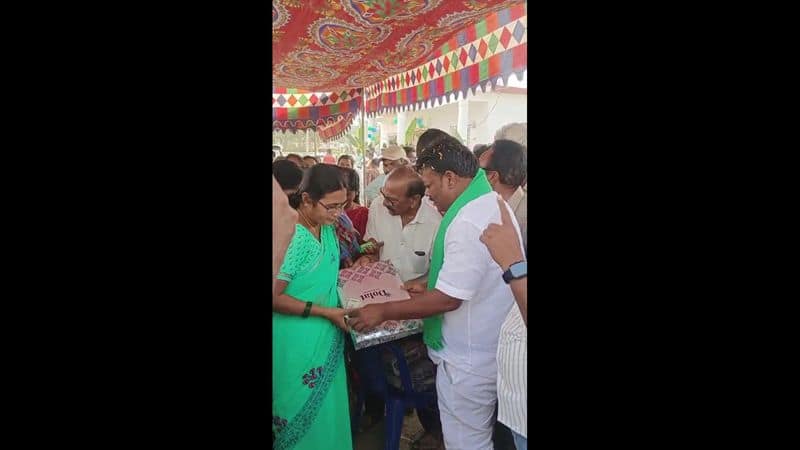 ysr congress party mla distribute sarees and money to people in andhra pradesh vel