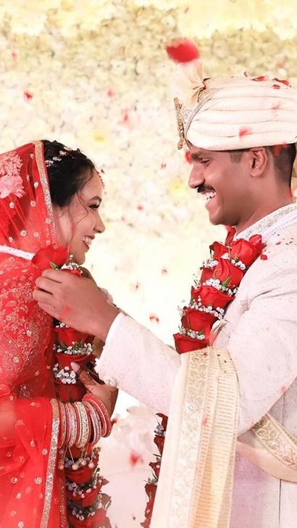 <p>रिया डाबी ने स्पेशल डे पर लाल रंग का सुर्ख जोड़ा पहना था जिसमें वह बेहद खूबसूरत लग रही थीं वहीं उनके पति आईपीएस मनीष कुमार वाइट शेरवानी में नजर आए।<br />
 </p>
