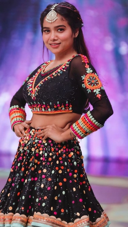 <p>एंब्रॉयडरी ब्लाउज मल्टीकलर साड़ी के साथ खिलेंगे। आप इसे मैचिंग और कंट्रास्ट में किसी साड़ी भी वियर कर सकती हैं। ये ब्लाउज रिवीलिंग नहीं होते। नो ज्वेलरी लुक आउटफिट के संग खिलेगा। </p>
