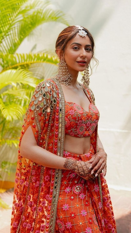 मेंहदी में Rakul Preet Singh ने पहना खास लहंगा,कीमत सुन उड़ जाएंगे होश