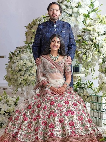 <p>अनंत अंबानी और राधिका मर्चेंट के प्री-वेडिंग फंक्शन 1-3 मार्च तक जामनगर स्थित अंबानी ग्रीन्स में होंगे। तैयारियां पूरी हो गई हैं। वहीं मेहमानों के आने का सिलसिला भी शुरू हो गया है। </p>
