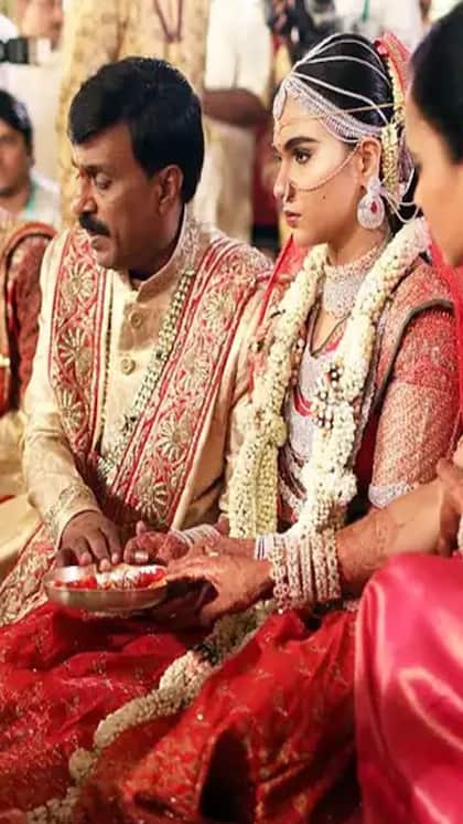<p>2016 में कर्नाटक के पूर्व मंत्री-खनन सेक्टर के दिग्गज जी जनार्दन रेड्डी ने बेटी ब्राह्मणी के शादी बिजनेसमैन राजीव रेड्डी से की थी। ये शादी बेहद भव्य थी जिसे दशकों तक याद रखा जाएगा।</p>
