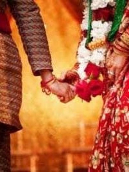 <p>मंगलवार को फिल्मी गानों पर नाचते हुए बराती दुल्हन के द्वार पहुंचे लेकिन जयमाल के दौरान दूल्हा लड़खड़ा गया।रितिका को शक हुआ और उसने अपने परिजनों से युवक के नशे में होने की बात कही।</p>

<p> </p>
