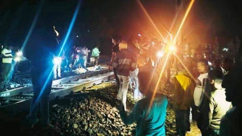 jharkhand train accident: In Jamtara, Jharkhand, a train runs over two individuals who are strolling on a track-rag