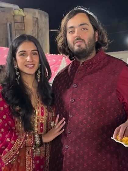 <p>राधिका मर्चेंट और अनंत अंबानी के प्री-वेडिंग फंक्शन शुरू हो गए हैं। अंबानी फैमिली जामनगर पहुंच चुकी है। सबसे पहले नजदीकी गांव के 51000 लोगों को अन्न सेवन कराया गया। </p>
