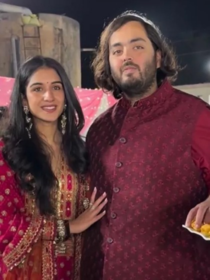 <p>राधिका मर्चेंट और अनंत अंबानी के प्री-वेडिंग फंक्शन शुरू हो गए हैं। अंबानी फैमिली जामनगर पहुंच चुकी है। सबसे पहले नजदीकी गांव के 51000 लोगों को अन्न सेवन कराया गया। </p>
