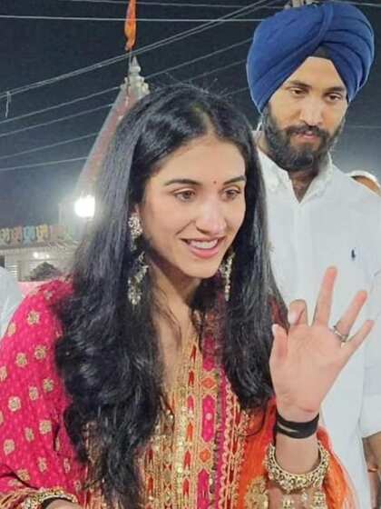 <p>राधिका मर्चेंट ने पिंक-यलो शेड का सूट हैवी सूट पहना था। जिसमें वह बिल्कुल ब्राइड वाली वाइब दे रही थीं। राधिका का लुक हर किसी को पसंद आ रहा हैं। </p>
