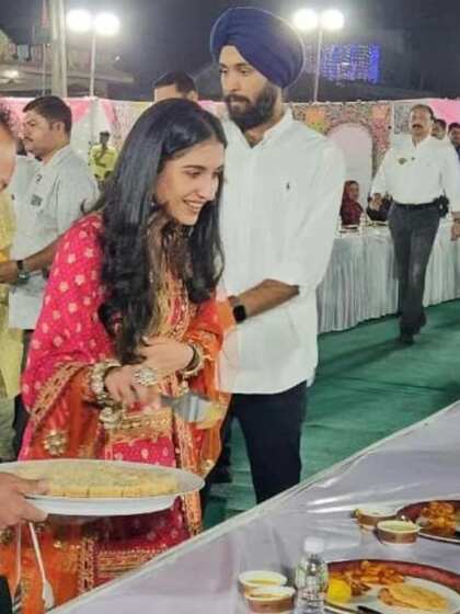 <p>ब्राइड-टू बी राधिका मर्चेंट के फेस पर शादी का ग्लो का साफ तौर पर नजर आ रहा है। वह प्री-वेडिंग फंक्शन से पहले होने वाल अन्न सेवा में ग्रामीणों को हाथों से भोजन परोसते नजर आईं।</p>
