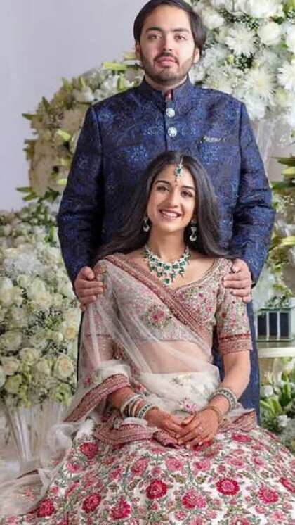 <p>एशिया के सबसे अमीर शख्स मुकेश अंबानी के छोटे बेटे अनंत अंबानी अपनी लेडीलव राधिका मर्चेंट संग 12 जुलाई को शादी के बंधन में बंधेंगे लेकिन उससे पहले दोनों के प्री-वेडिंग फंक्शन होंगे।</p>
