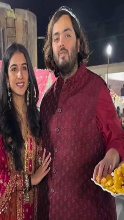 <p>अनंत अंबानी और राधिका मर्चेंट के प्री वेडिंग फंक्शन शुरू हो गए हैं। अंबानी फैमिली जामनगर पहुंच चुकी हैं। कार्यक्रम 1-3 मार्च तक चलेंगे। जहां देश-विदेश के 1 हजार मेहमान शामिल होंगे। </p>
