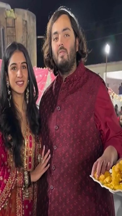 <p>अनंत अंबानी और राधिका मर्चेंट के प्री वेडिंग फंक्शन शुरू हो गए हैं। अंबानी फैमिली जामनगर पहुंच चुकी हैं। कार्यक्रम 1-3 मार्च तक चलेंगे। जहां देश-विदेश के 1 हजार मेहमान शामिल होंगे। </p>
