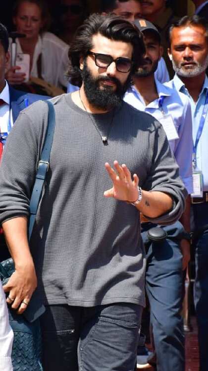 <p>एयरपोर्ट में एक्टर अर्जुन कपूर भी फैंस को मुस्काराते दिखे। अर्जुन कपूर का बियर्ड लुक डैसिंग लग रहा था।</p>

