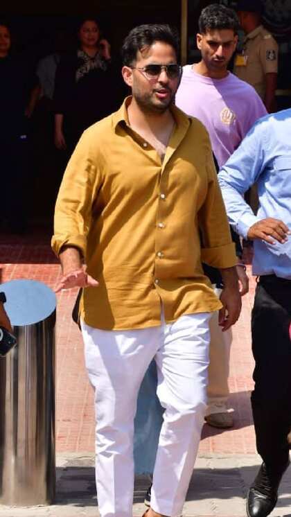 <p>अनंत अंबानी के बड़े भाई आकाश अंबानी येलो प्लेन शर्ट में स्पॉट हुए। </p>
