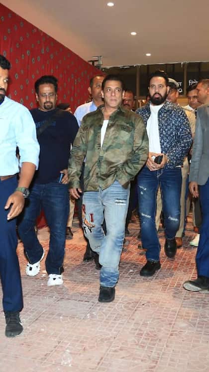 <p>अनंत अंबानी के प्री वेडिंग सेलिब्रेशन के लिए सलमान खान पहुंच चुके हैं। जामनगर पहुंचते ही फैंस को उनका दबंग लुक दिखाई पड़ा।सलमान खान ने प्रिंटेड शर्ट के साथ जींस पहनी थी।</p>
