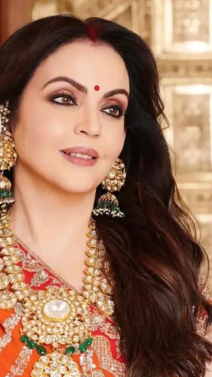 <p>नीता अंबानी ने गोल्ड लॉन्ग सेट पहना है। जहां बीच में बड़ा सा हीरा लगा हुआ है। जबकि नीचे की ओर छोटे-छोटे एमराल्ड लगाएं गए हैं। आप भी ऐसी ज्वेलरी चुन सकती हैं। </p>
