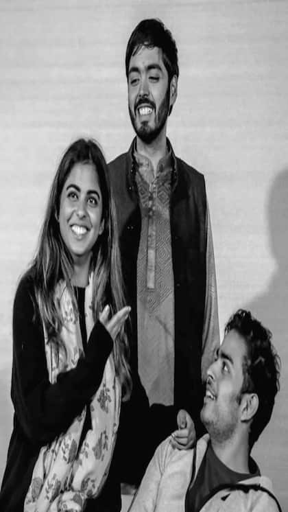 <p>नीता अंबानी अपने तीनों बच्चे आकाश,ईशा और अनंत से कितना प्यार करती हैं। ये जगजाहिर है। वह अक्सर कई इंटरव्यू में खुलासा कर चुकी हैं कि उनके लिए बच्चों से बढ़कर कुछ नहीं है। </p>
