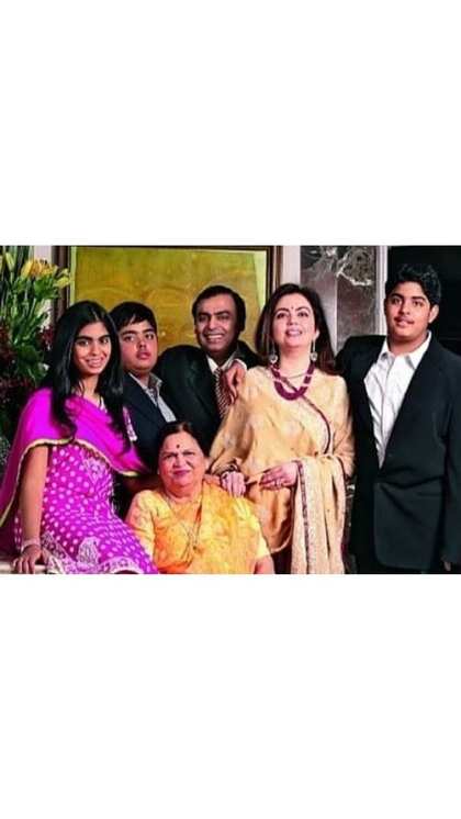 <p>नीता अंबानी और मुकेश अंबानी के घर शादी के 7 साल बाद किलकारियां गूंजी थीं। उनके घर ईशा और आकाश जुड़वां बच्चों का जन्म हुआ था। इसके बारे में ईशा अंबानी ने बात की थी। </p>
