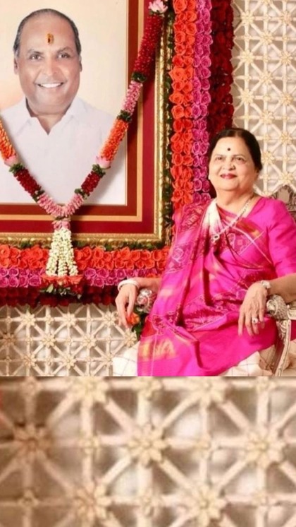 <p>नीता अंबानी को एक तरफ जहां अंबानी फैमिली की बैकबोन हैं तो वही दूसरी ओर उनके सास कोकिलाबेन अंबानी घर की मुखिया है। जिन पर दोनों बेटे जान लुटाते हैं। </p>
